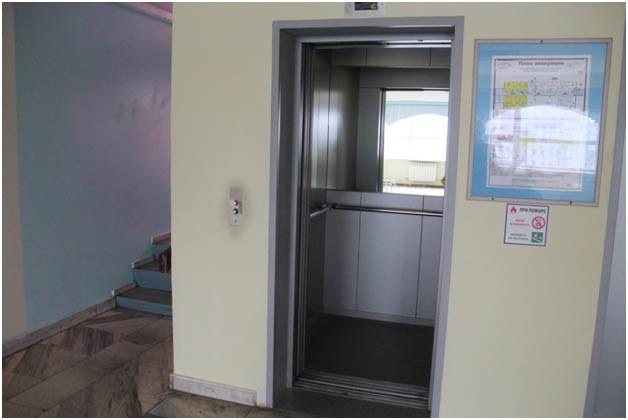 Перемещение на 2-й этаж осуществляется по лестнице либо на лифте, приспособленном для    маломобильных групп населения.