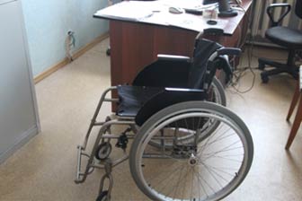 Для перемещения инвалидов с ПОДА в учреждении имеются кресла-коляски.