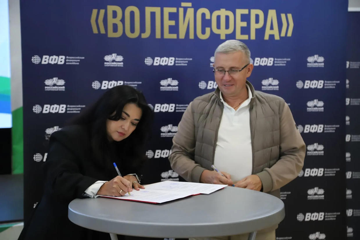 Во время первого чемпионата Дальнего Востока по волейболу сидя у нашей команды стало ещё больше нужного для тренировок инвентаря.
